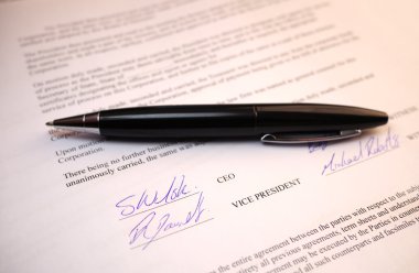 Bir sözleşme üzerinde siyah kalem