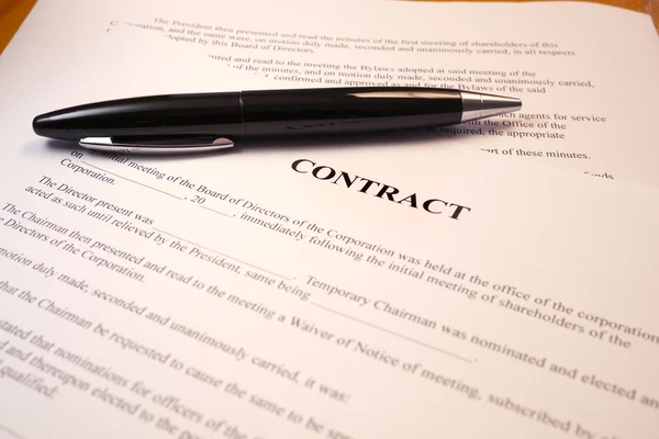 Black pen on a contract — Stock Photo, Image