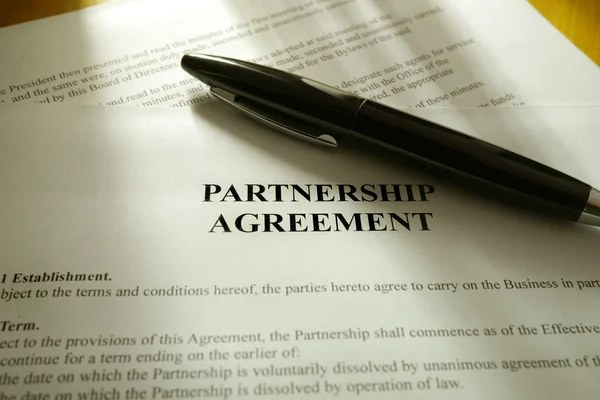 Black pen on a contract — Stock Photo, Image