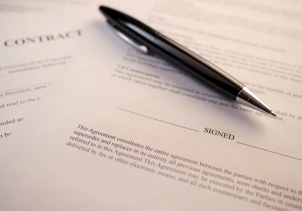 Black pen on a contract — Stock Photo, Image