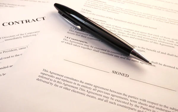 Black pen on a contract — Stock Photo, Image