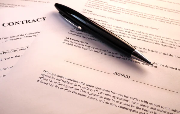 Black pen on a contract — Stock Photo, Image