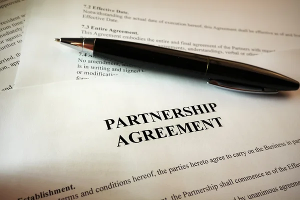 Black pen on a contract — Stock Photo, Image