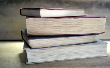 Bir yığın eski kitap