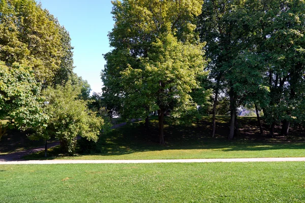 Parque verde na Europa no verão — Fotografia de Stock