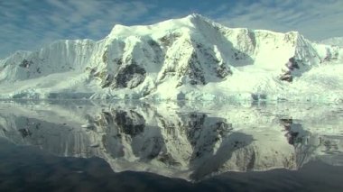 Antarktika buz gibi manzara güneşli yansımaları ile