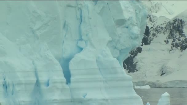 Большой айсберг в Антарктиде — стоковое видео