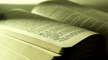 İncil dramatik aydınlatma ile açın