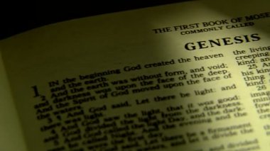 İncil dramatik aydınlatma ile açın