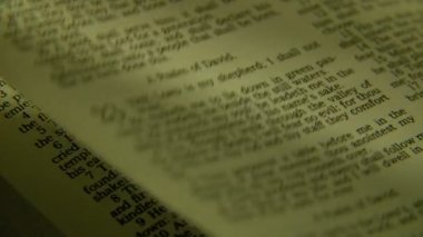 İncil dramatik aydınlatma ile açın