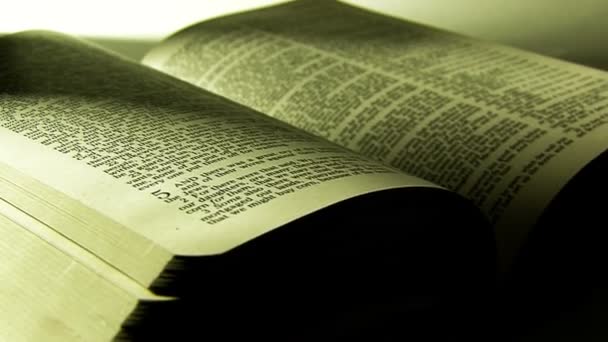 bible ouverte avec éclairage dramatique 