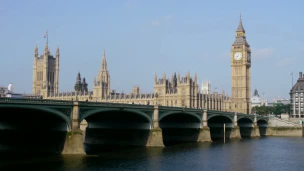 Klassische ansicht großer bena und häuser von parlament, london, england — Stockvideo