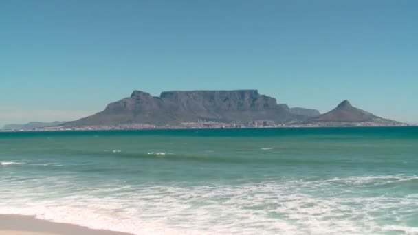 Blick über das blaue Meer zum Tafelberg, Kapstadt — Stockvideo