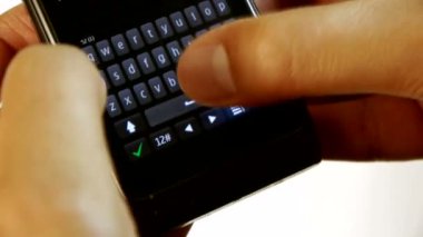 tipik bir haber bir cep telefonu üzerinde parmak