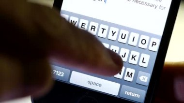 tipik bir haber bir cep telefonu üzerinde parmak