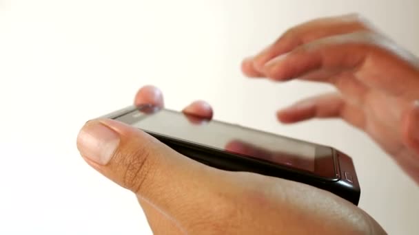 Пальцы, печатающие сообщение на мобильном телефоне — стоковое видео
