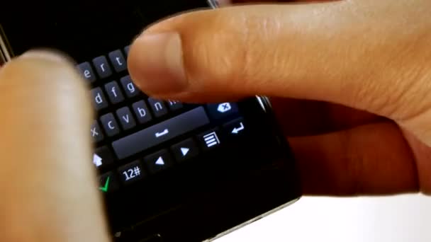 Fingers typing a message on a cellphone — Stock Video