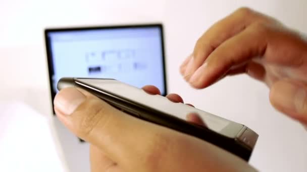 Δάχτυλα πληκτρολογώντας ένα μήνυμα σε ένα κινητό τηλέφωνο — Αρχείο Βίντεο