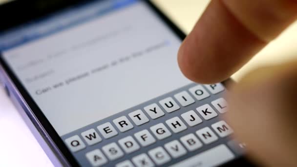 Dedos escribiendo un mensaje en un teléfono celular — Vídeo de stock