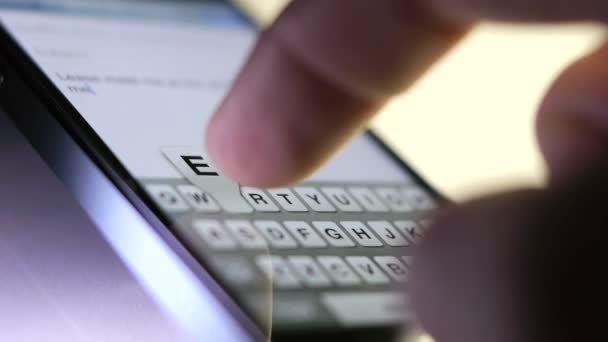 Palcami pisania wiadomości na telefon komórkowy — Wideo stockowe