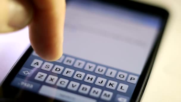 doigts tapant un message sur un téléphone portable 