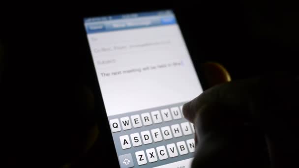Dedos escribiendo un mensaje en un teléfono celular — Vídeos de Stock
