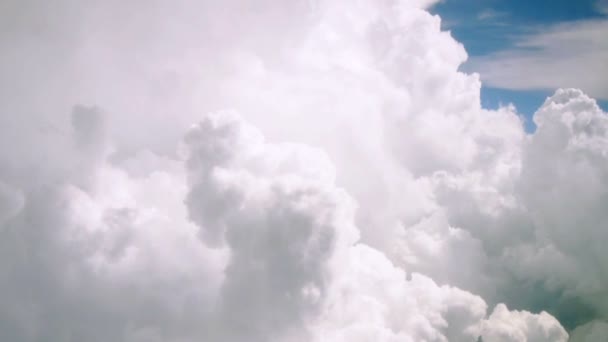 Vue depuis un avion survolant les nuages — Video