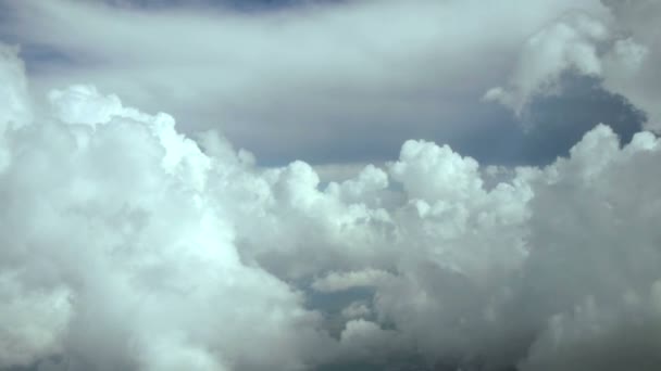 Vista desde un avión volando sobre nubes — Vídeos de Stock