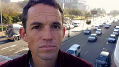 adam şehirde konsantre gözlerini kapatır