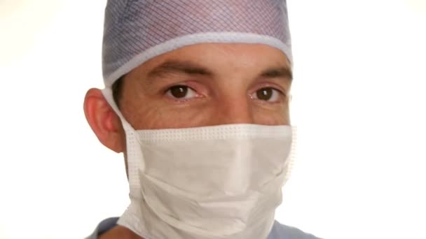 Medico in maschera chirurgica su bacino bianco — Video Stock