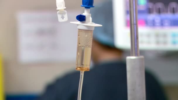 IV крапельний і серцевий монітор в лікарні ER — стокове відео