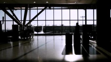 Havaalanı terminalindeki yolcular