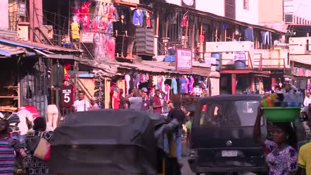 Busy street in downtown lagos, nigeria — стоковое видео