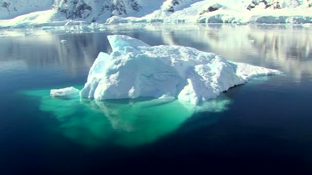 Великий айсберг в Антарктиді в спокійний сонячний день — стокове відео