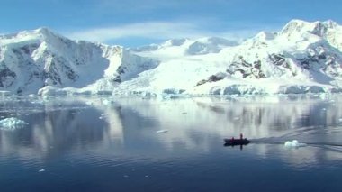 Sakin, güneşli bir günde Antarktika'daki küçük tekne