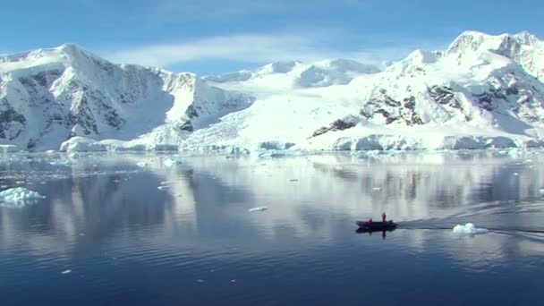 Malá loď v Antarktidě na klidný slunečný den — Stock video