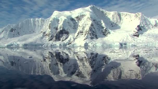 Pohoří v Antarktidě na klidný slunečný den — Stock video