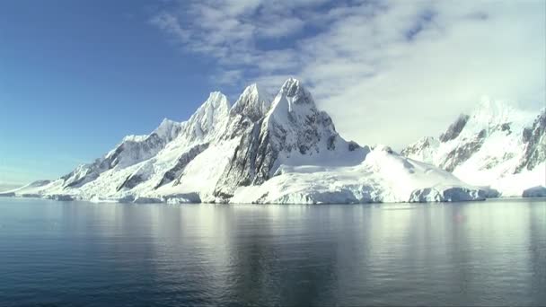 Горы в Антарктиде в спокойный солнечный день — стоковое видео