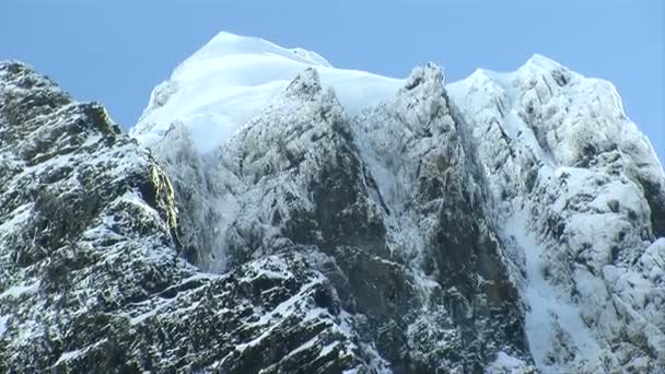 Berggipfel mit Schnee auf ihnen — Stockvideo