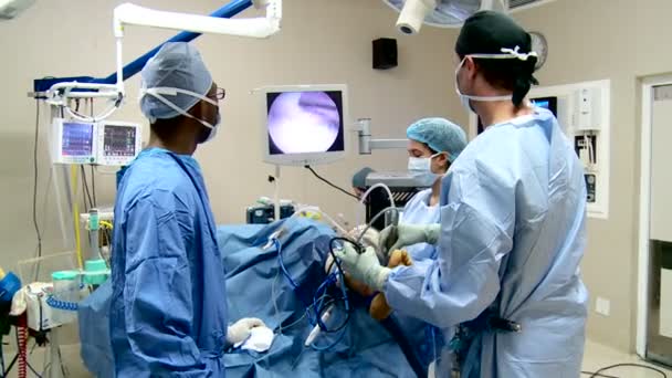 Team van artsen die werkzaam zijn in een operatie — Stockvideo