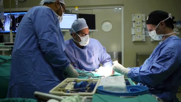 Equipe de médicos que trabalham em uma cirurgia — Vídeo de Stock