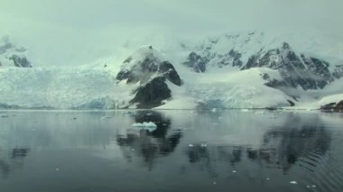 Antarktika karlı dağlar ve sakin bir deniz