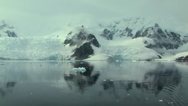 Χιονισμένα βουνά της Ανταρκτικής και ήρεμη θάλασσα — Αρχείο Βίντεο