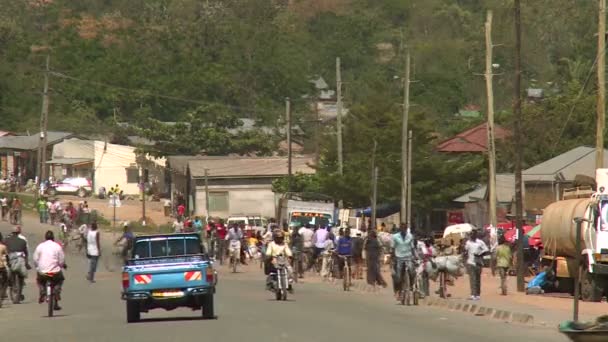 Forgalmas utcára kisvárosban afrikai Tanzániában — Stock videók