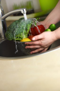 taze sebze yıkama.