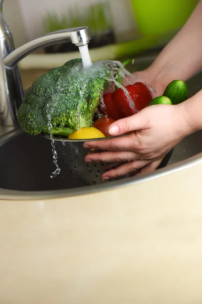 Washing fresh vegetables. — Stock Photo, Image