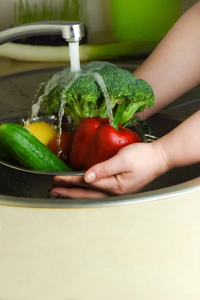 Washing fresh vegetables. — Stock Photo, Image