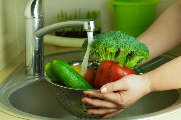 新鮮な野菜を洗う. — ストック写真