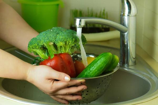 Washing fresh vegetables. — Stock Photo, Image