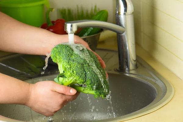 Washing fresh vegetables. — Stock Photo, Image